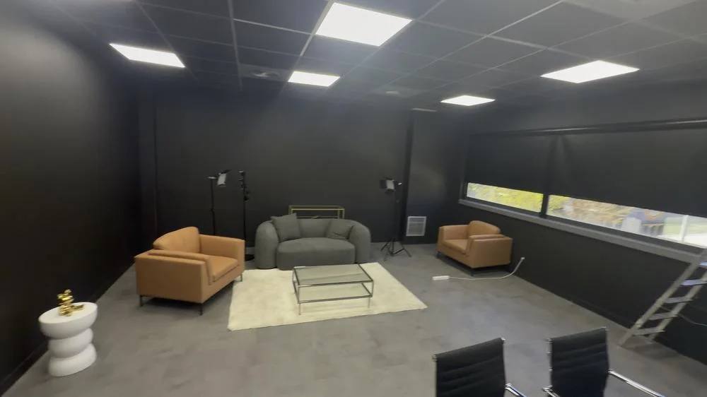 Fotograma del vídeo: vista general de la sala, el sofá al fondo y la ventana lateral.